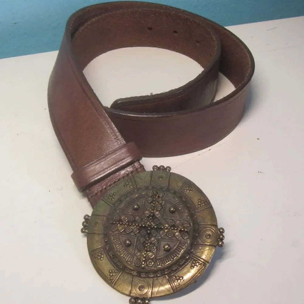 Saks Fifth Ave Womens Size S Brown Leather Belt with Brass Medallion Buckle